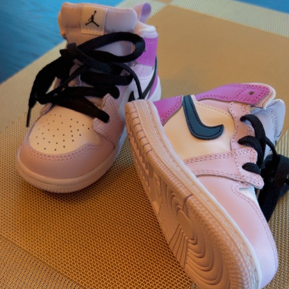 Toddler Nike Sneakers - Picture 2 of 2